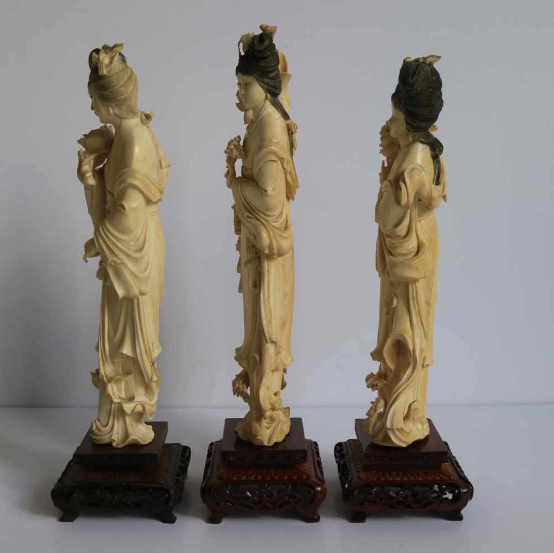 Ivory figures by He Xiangu China, Republic period H 24,5, 25,5 en 26 cm + 4 cm (sokkel) - Bild 2 aus 4