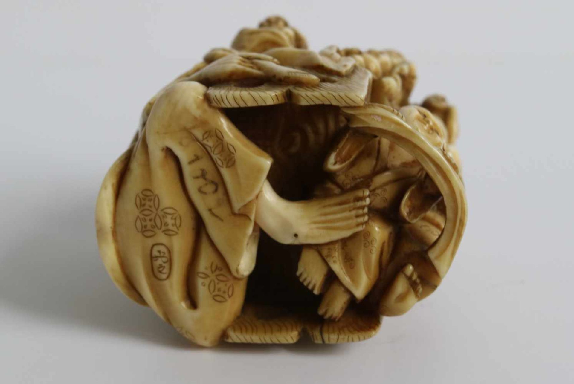 Netsuke Okimono Ivory depicting an artist whose painting of the 7 lucky Gods come to life H 4,7 cm - Bild 5 aus 5