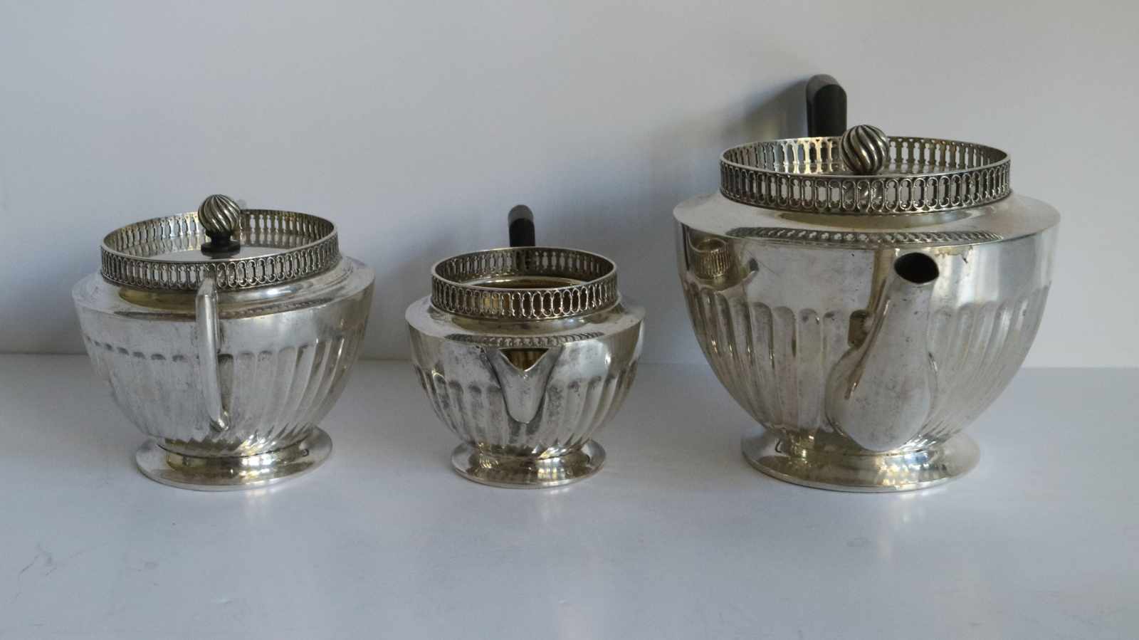 Silver tea service Ostro-Hungary 19th century, 620 grams H 6, 8 en 9,5 B 11,5, 12 en 18 cm - Image 4 of 8
