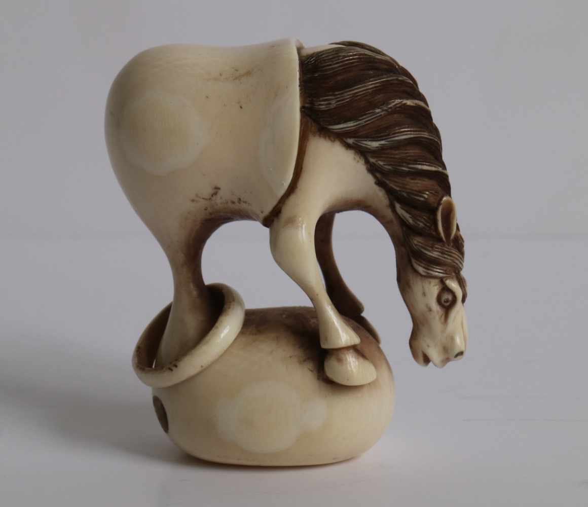 Netsuke Chokwaro Ivory depicting Chokwaro Sennin's horse extracting himself from his master's gourd - Image 3 of 5