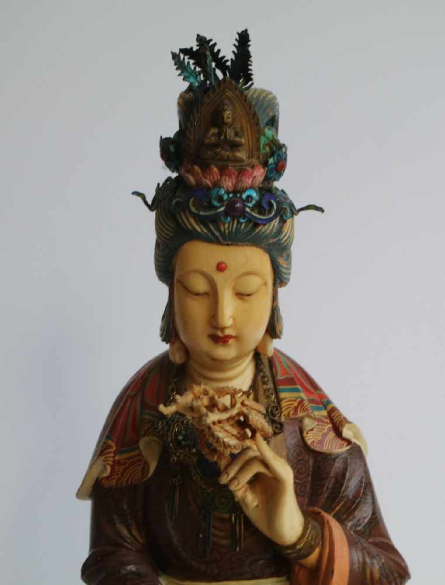 Chinese Guanyin statue wood with polychrome and ivory (head, hands and feet) H 46,5 cm - Bild 2 aus 5