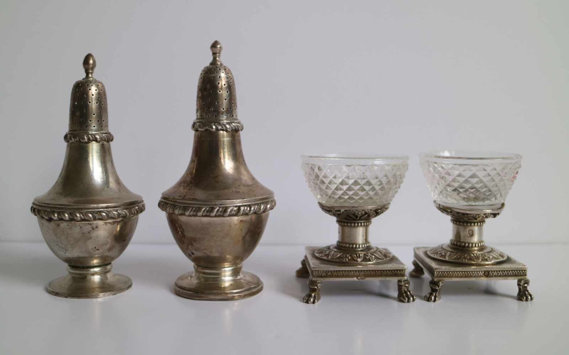 Silver salt shakers 18th century H 7,5 en 13 cm