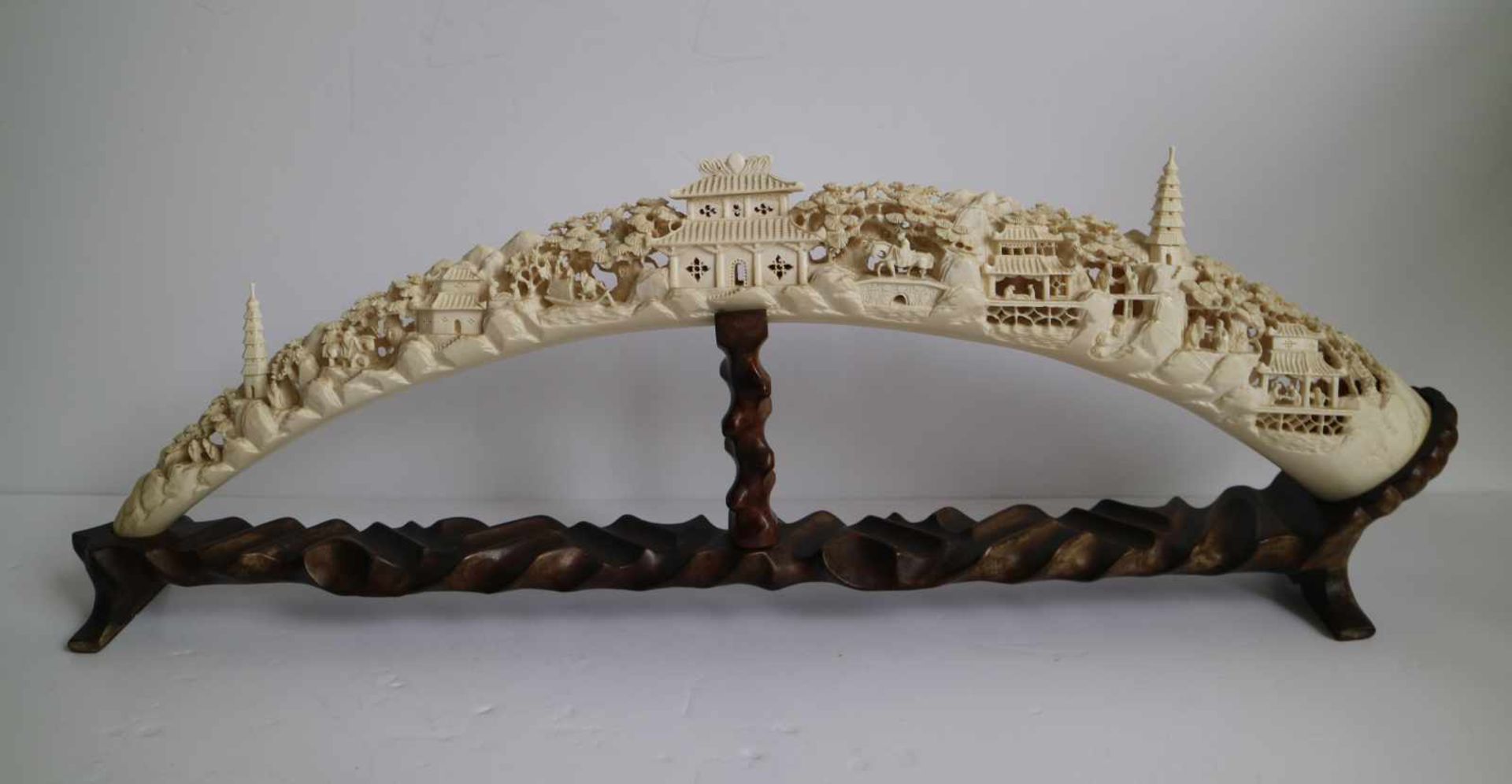 A carved ivory tusk Depicting village scenes with pagodas Canton China ca 1930 L 61 cm - Bild 5 aus 7