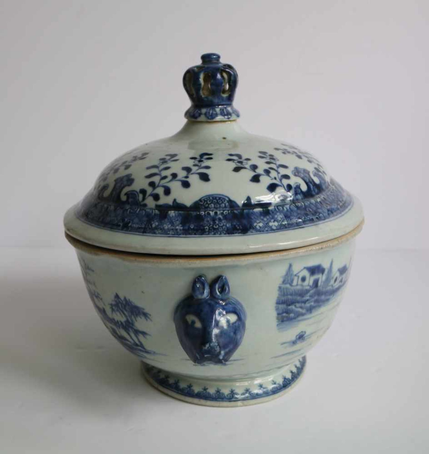 Chinese lidded bowl blue/white 19th century 34 x 24 x 24 cm hairline and damage - Bild 2 aus 7