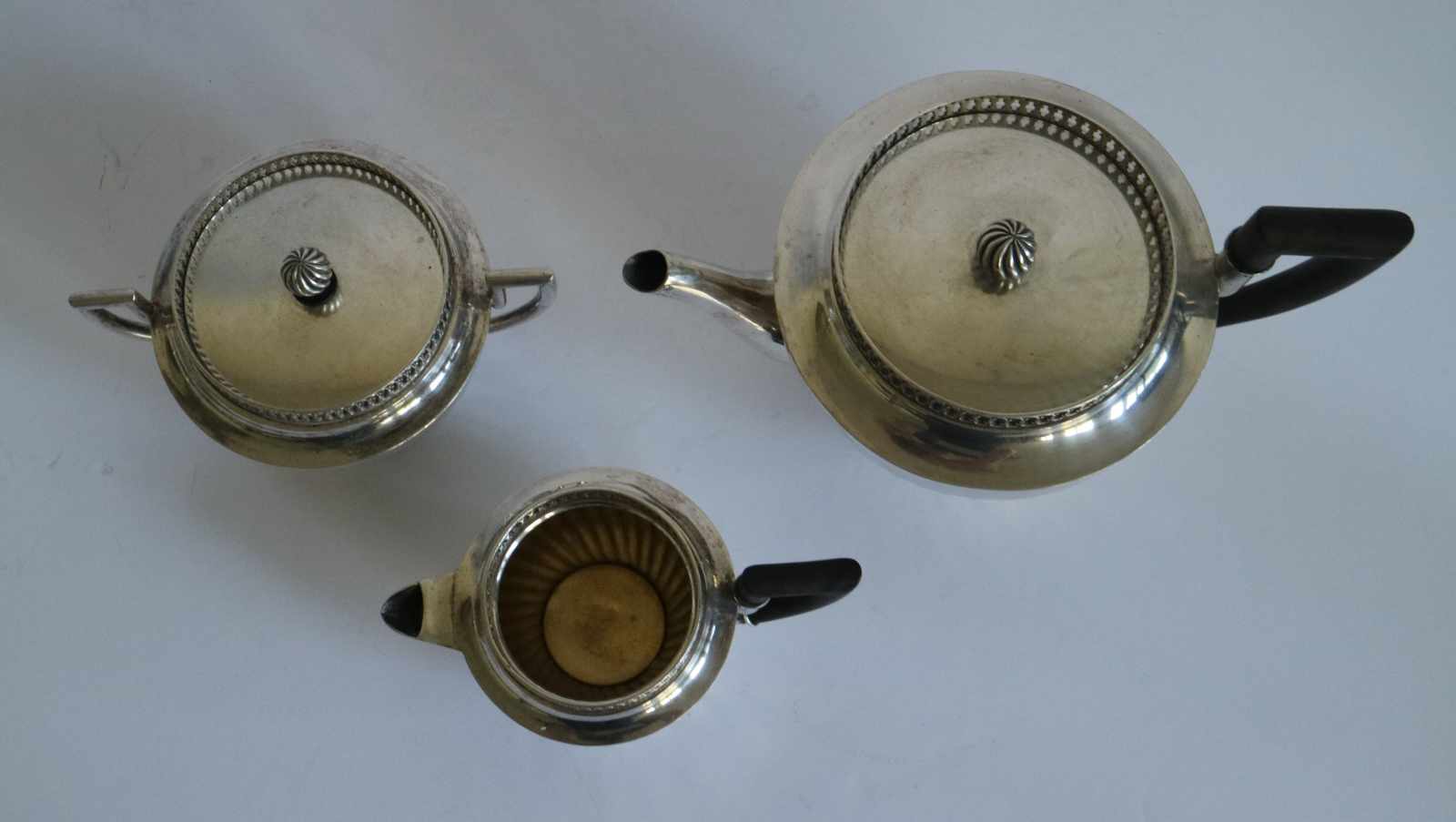 Silver tea service Ostro-Hungary 19th century, 620 grams H 6, 8 en 9,5 B 11,5, 12 en 18 cm - Image 5 of 8