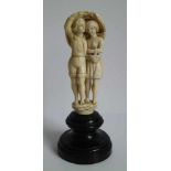 Victorian ivory Couple with basket H sokkel 4,5 Ivoor 10,5 cm