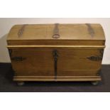 Blanket trunk castle of Laarne H 82 B 125 D 60 cm