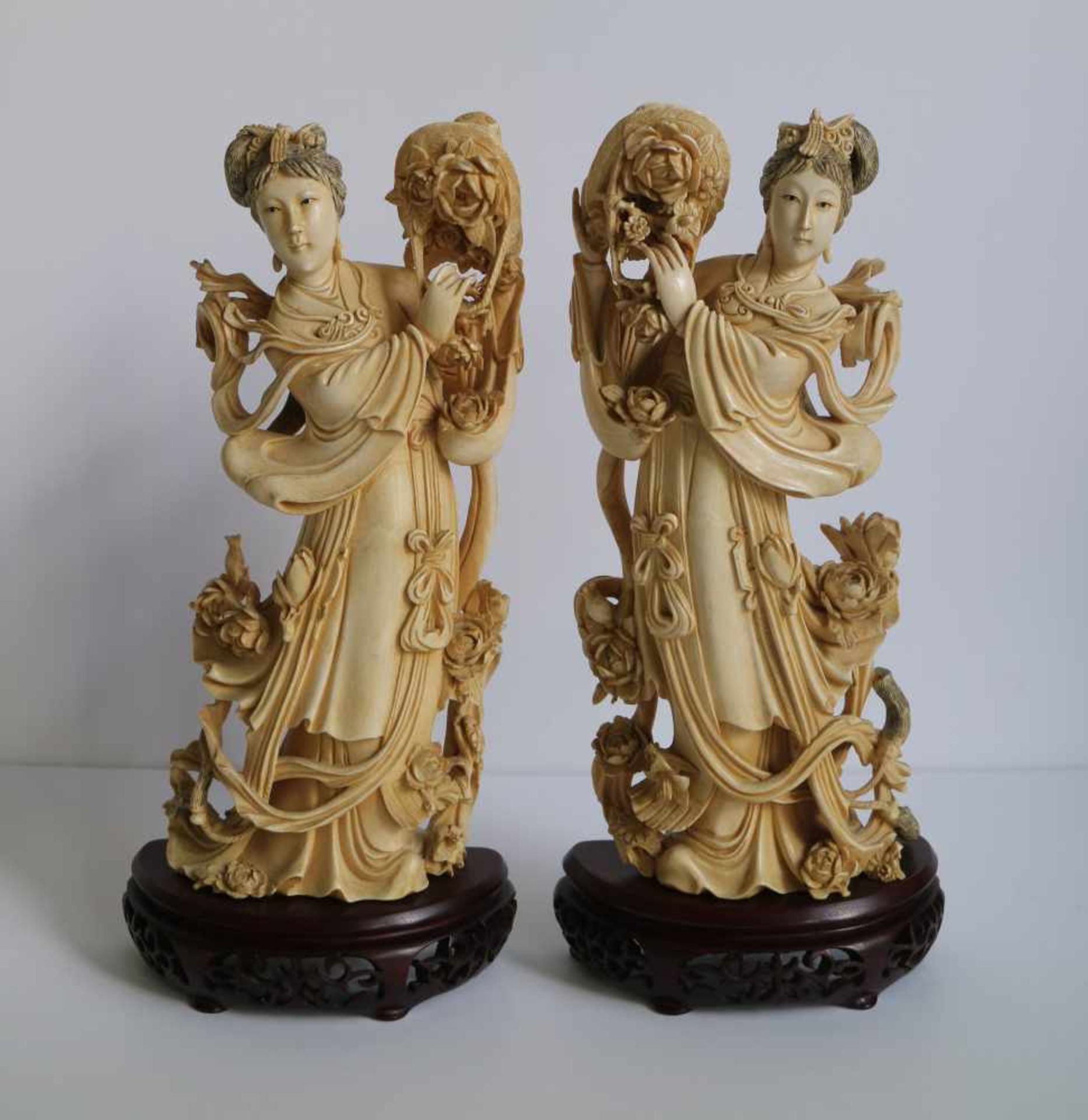Ivory figures by He Xiangu with flowers symmetrically carved, China Republic period H 28,5 cm + 4,5