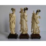 Ivory figures by He Xiangu China, Republic period H 24,5, 25,5 en 26 cm + 4 cm (sokkel)
