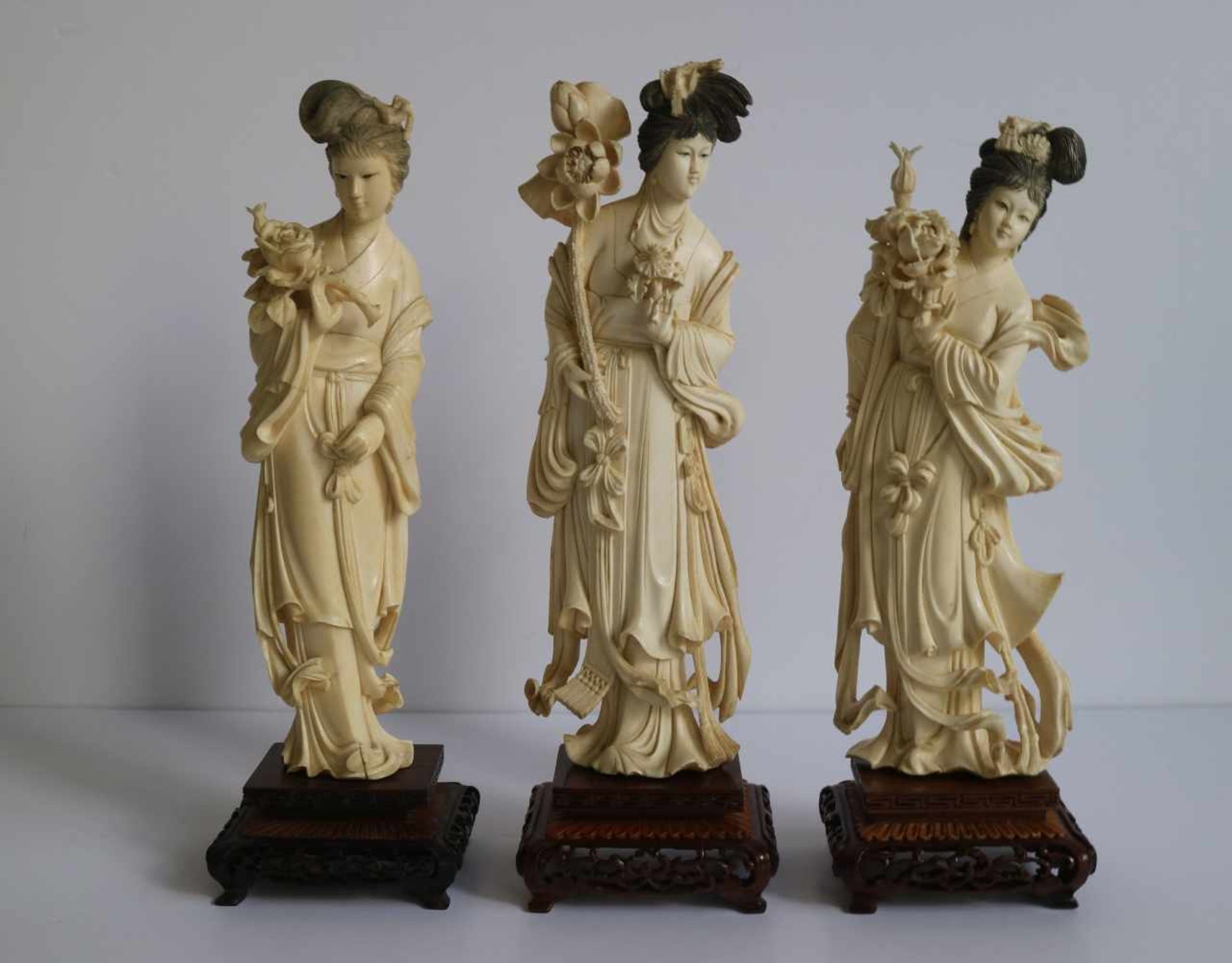 Ivory figures by He Xiangu China, Republic period H 24,5, 25,5 en 26 cm + 4 cm (sokkel)