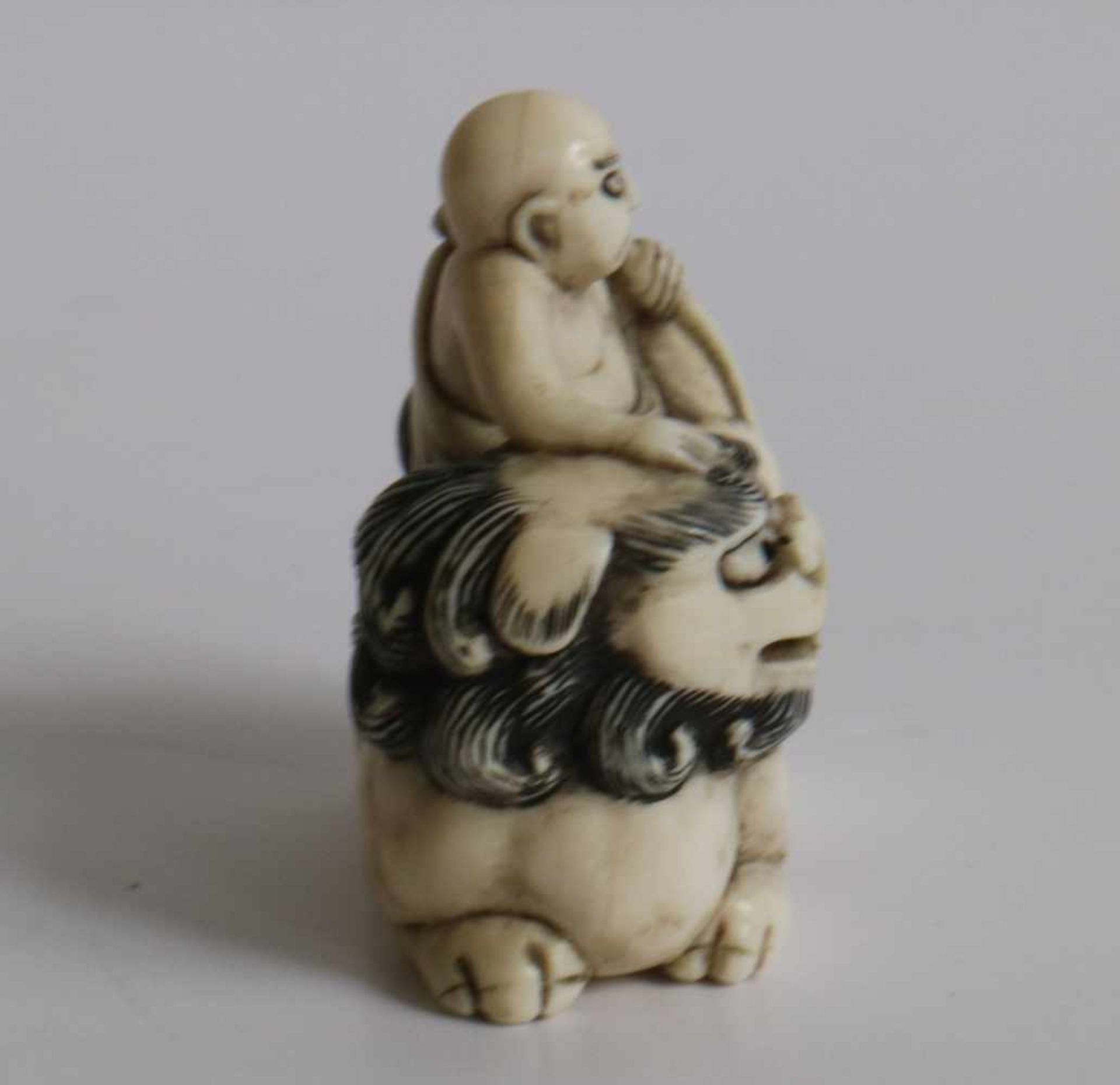 Carved figure of Hotei sitting on a shishi holding Aruyi scepter Japan MEIJI period H 4 cm signed - Bild 4 aus 5