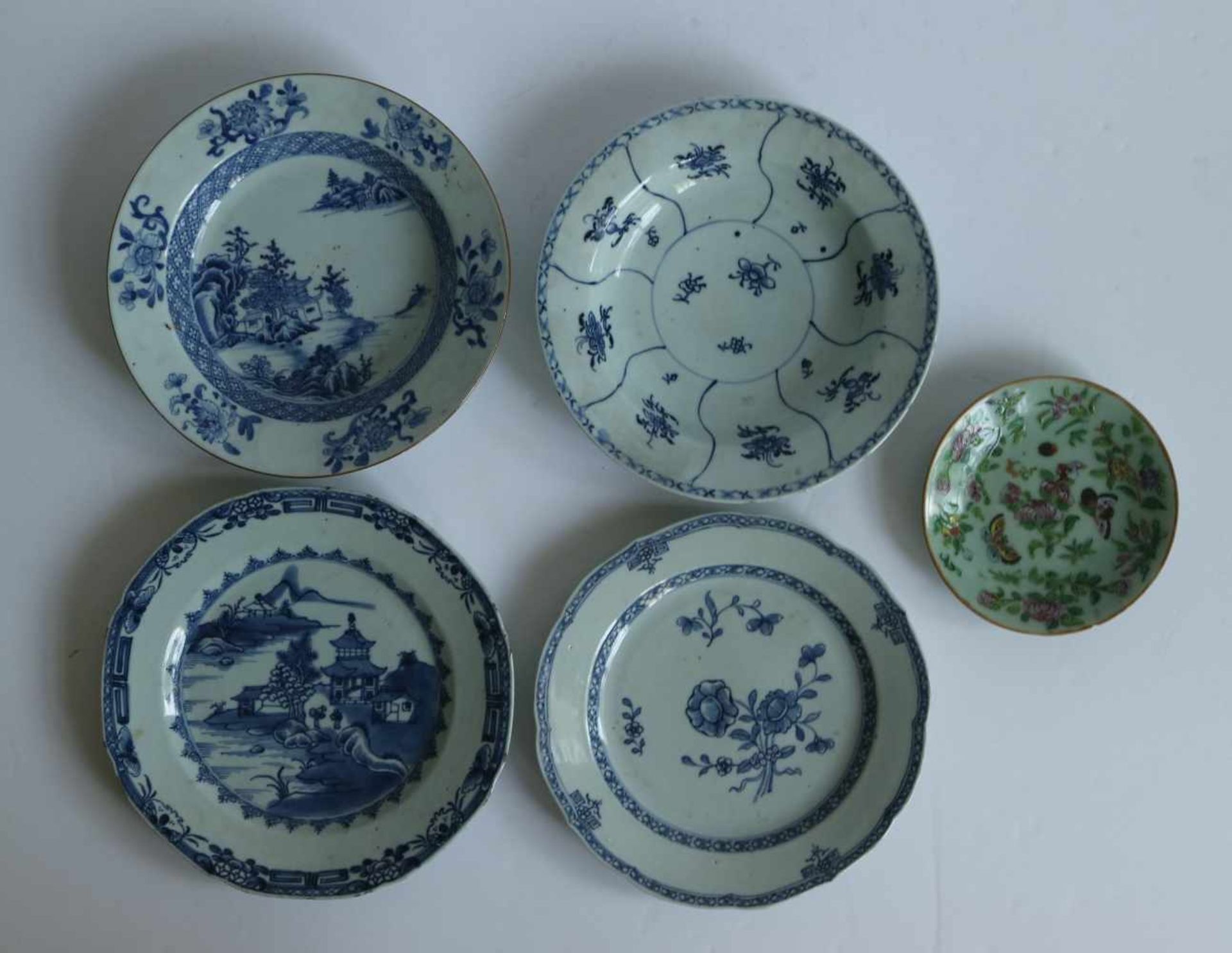 Chinese lot 2 Kanton vases, 2 lid vases blue/white 1875 and lot of plates H 25,5 en 27 dia 15 en 23 - Bild 7 aus 8