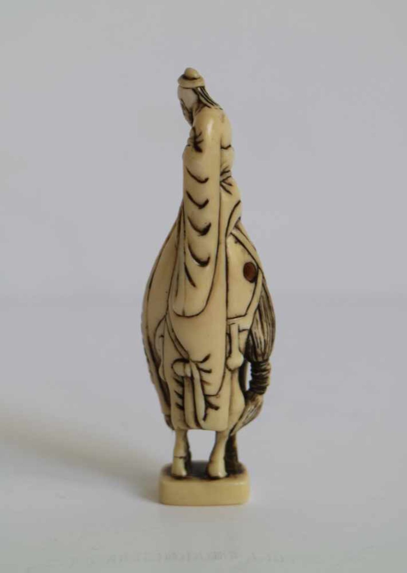 Ivory netsuke of a sennin on a tall horse Japan, Taisho period H 80 cm Signed - Bild 3 aus 4