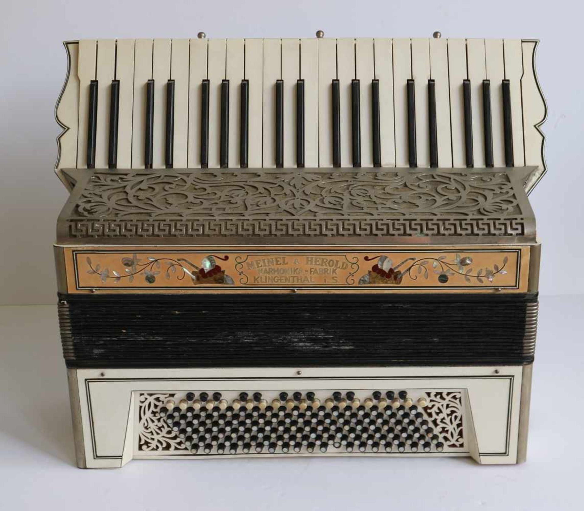 Accordion Meinel & Harold Harmonika fabrik Klingenthal i.S. circa 1930 with original case 56 x 44 x