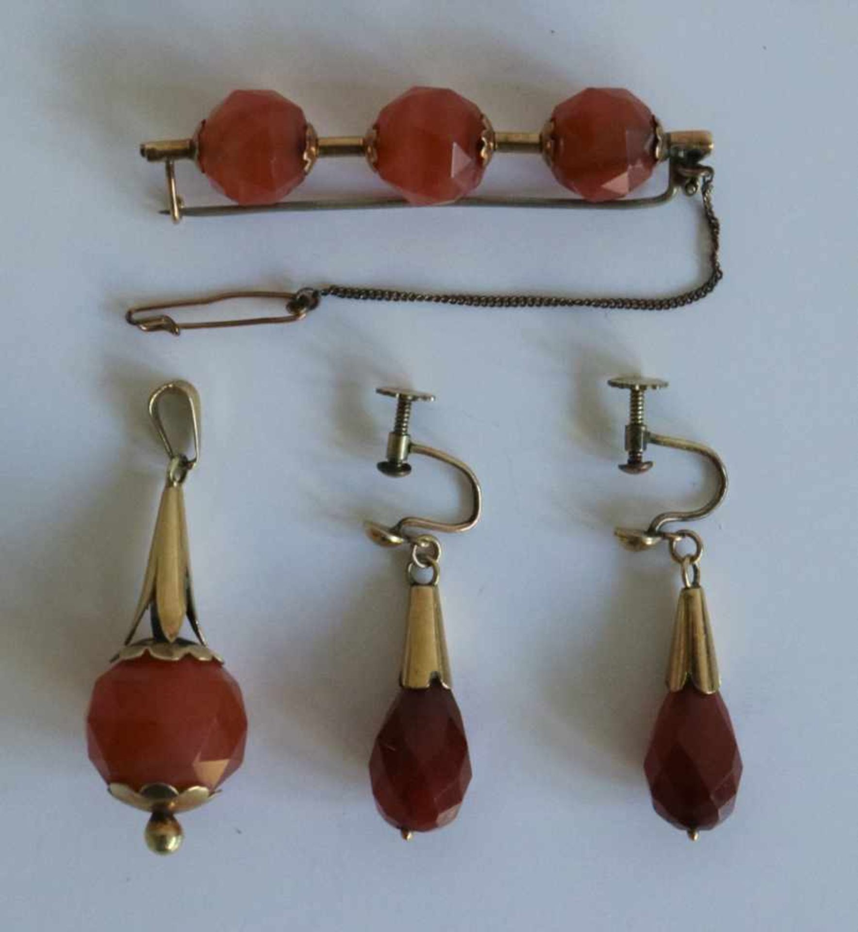 Jewelry set gold and agate set of earrings, pendative and brooch, Dutch L 4,5 en 5,5 cm Gold and