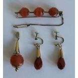 Jewelry set gold and agate set of earrings, pendative and brooch, Dutch L 4,5 en 5,5 cm Gold and