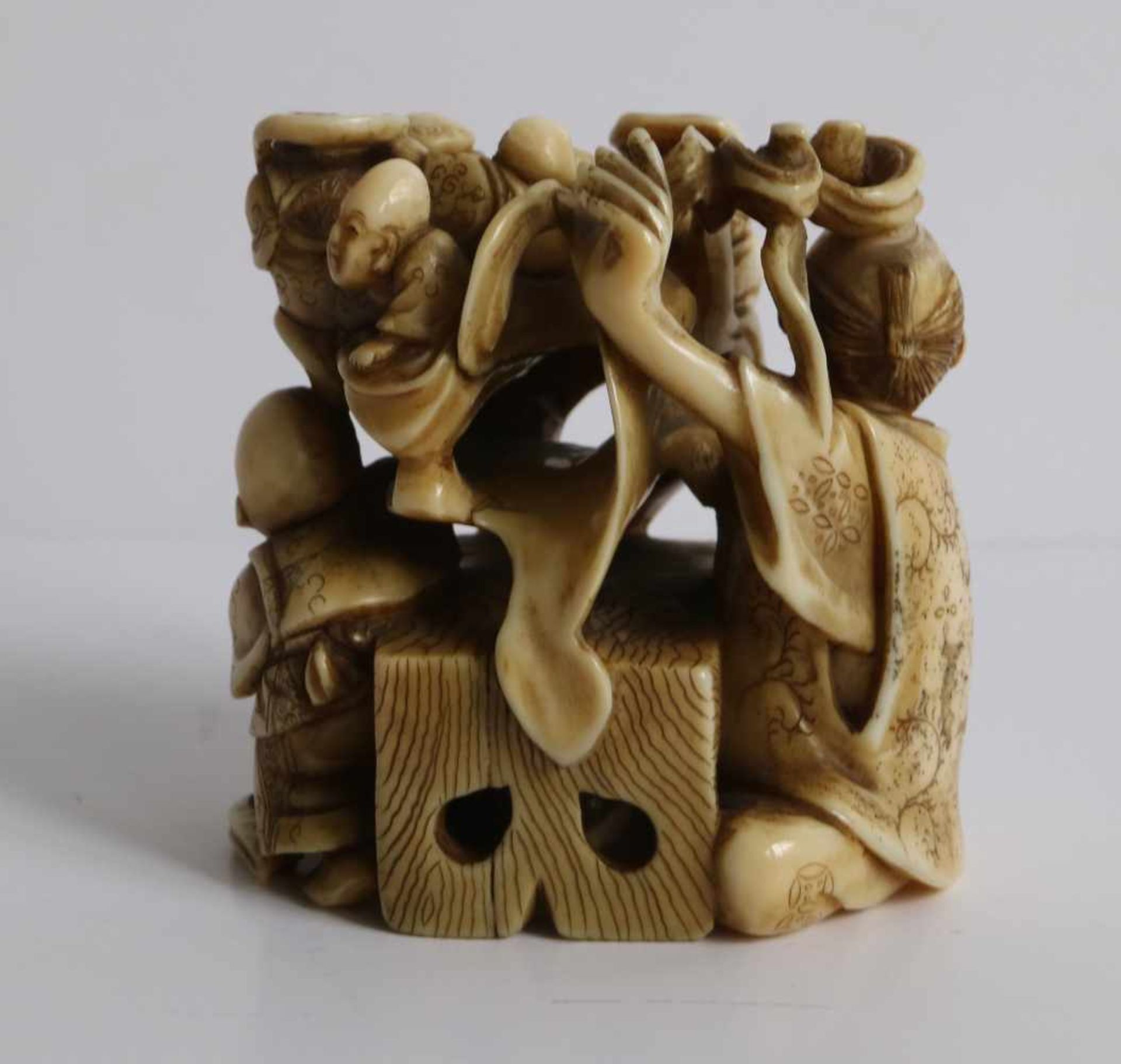 Netsuke Okimono Ivory depicting an artist whose painting of the 7 lucky Gods come to life H 4,7 cm - Bild 3 aus 5