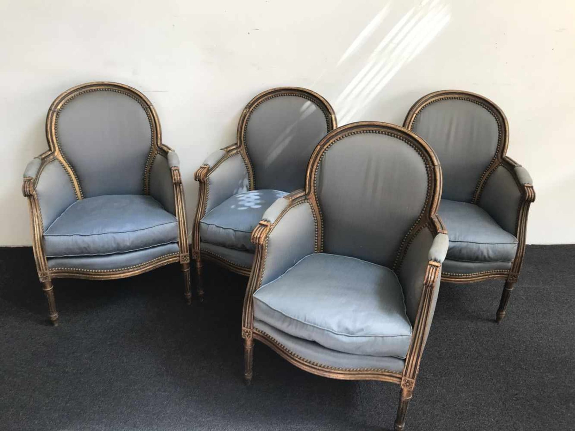 Louis XVI armchairs 4 with blue fabric and table with leather top - Bild 3 aus 3