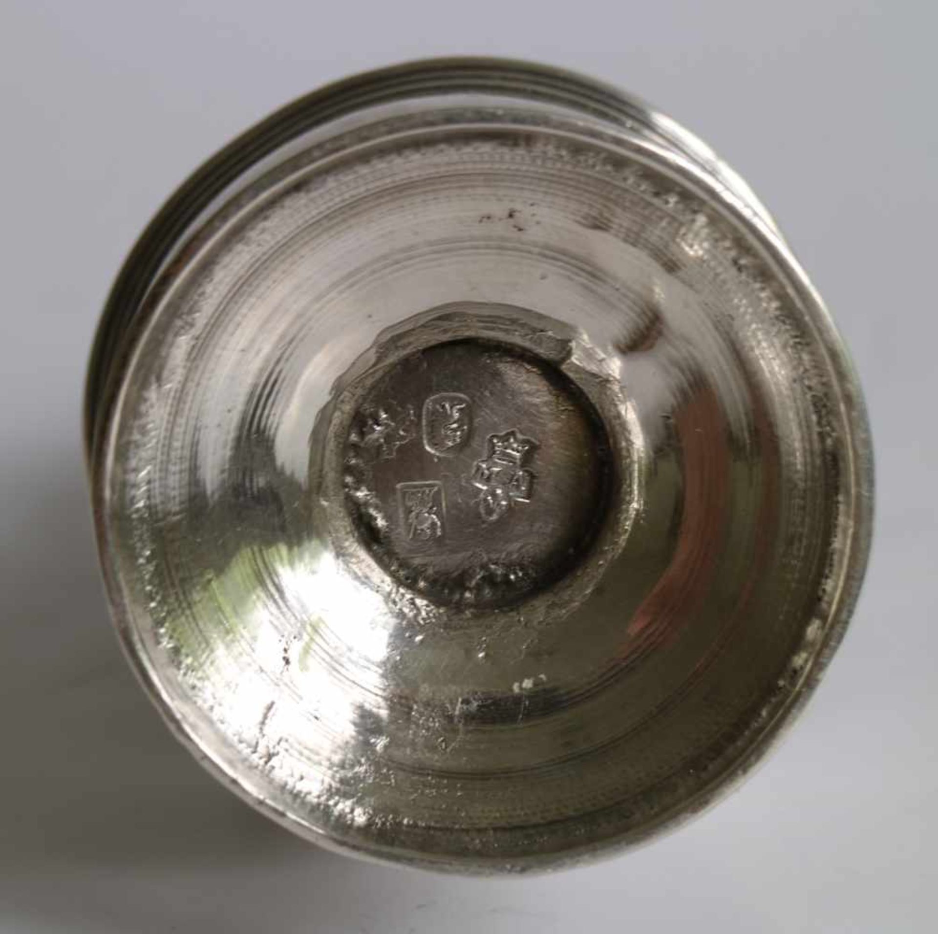 Silver sugar caster ca 1725 With brands: Britannia standard silver (London), Samuel Margas, - Bild 3 aus 3