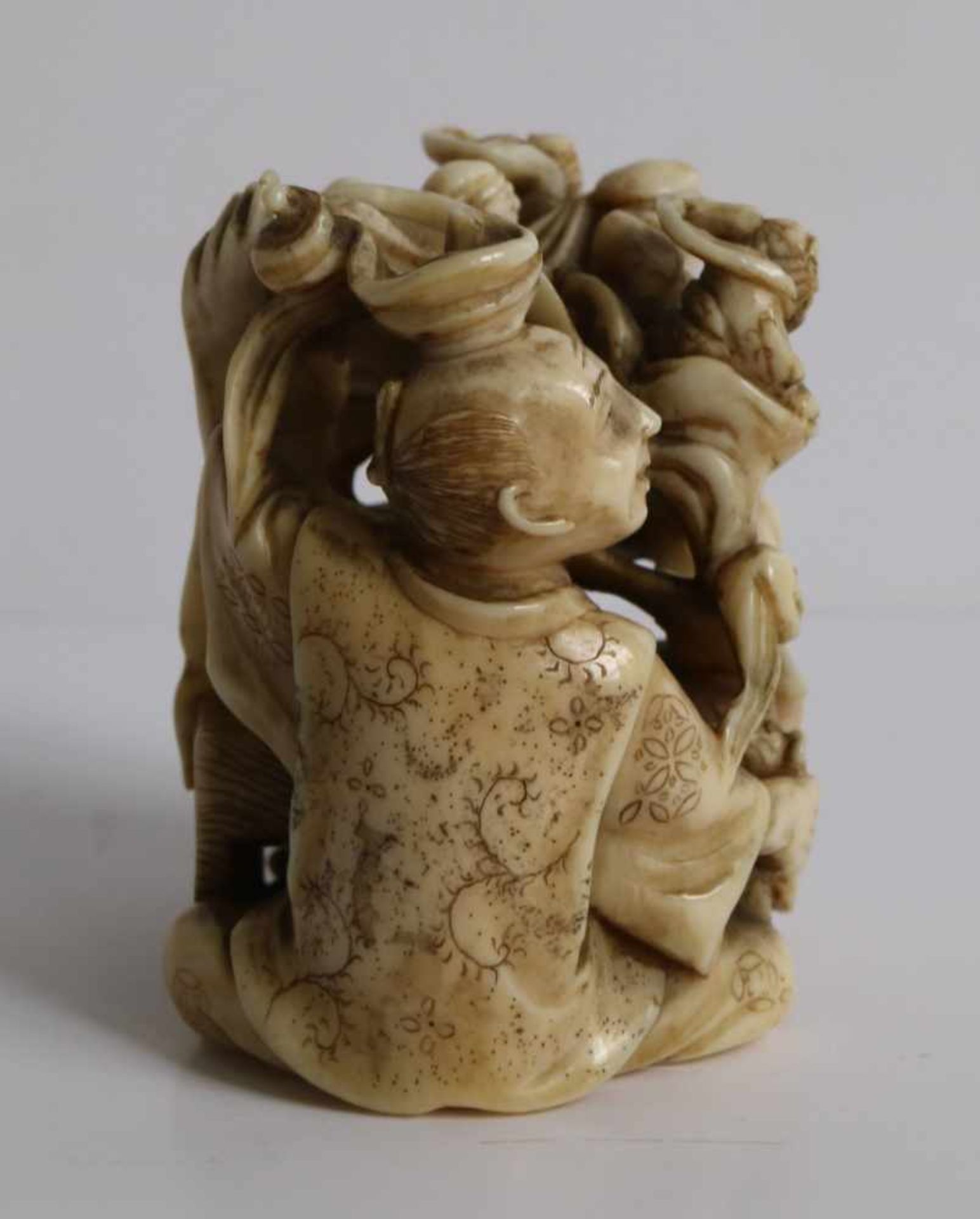 Netsuke Okimono Ivory depicting an artist whose painting of the 7 lucky Gods come to life H 4,7 cm - Bild 4 aus 5