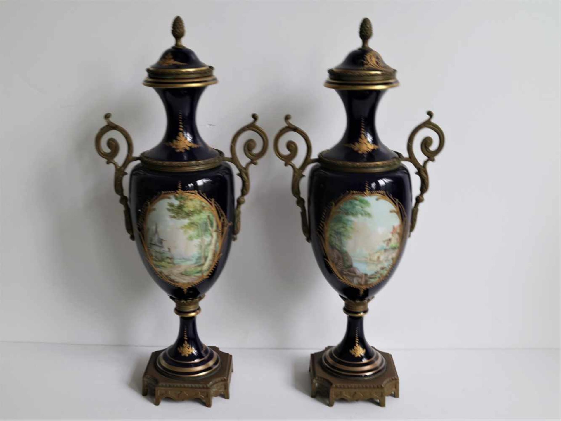 Sèvres Pair of vases with center piece, hand painted and signed M. Perret H 27 en 46 cm - Bild 3 aus 5