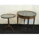 Side tables (2) with marble top and raised edge H 60 en 66 en dia 50 en 69