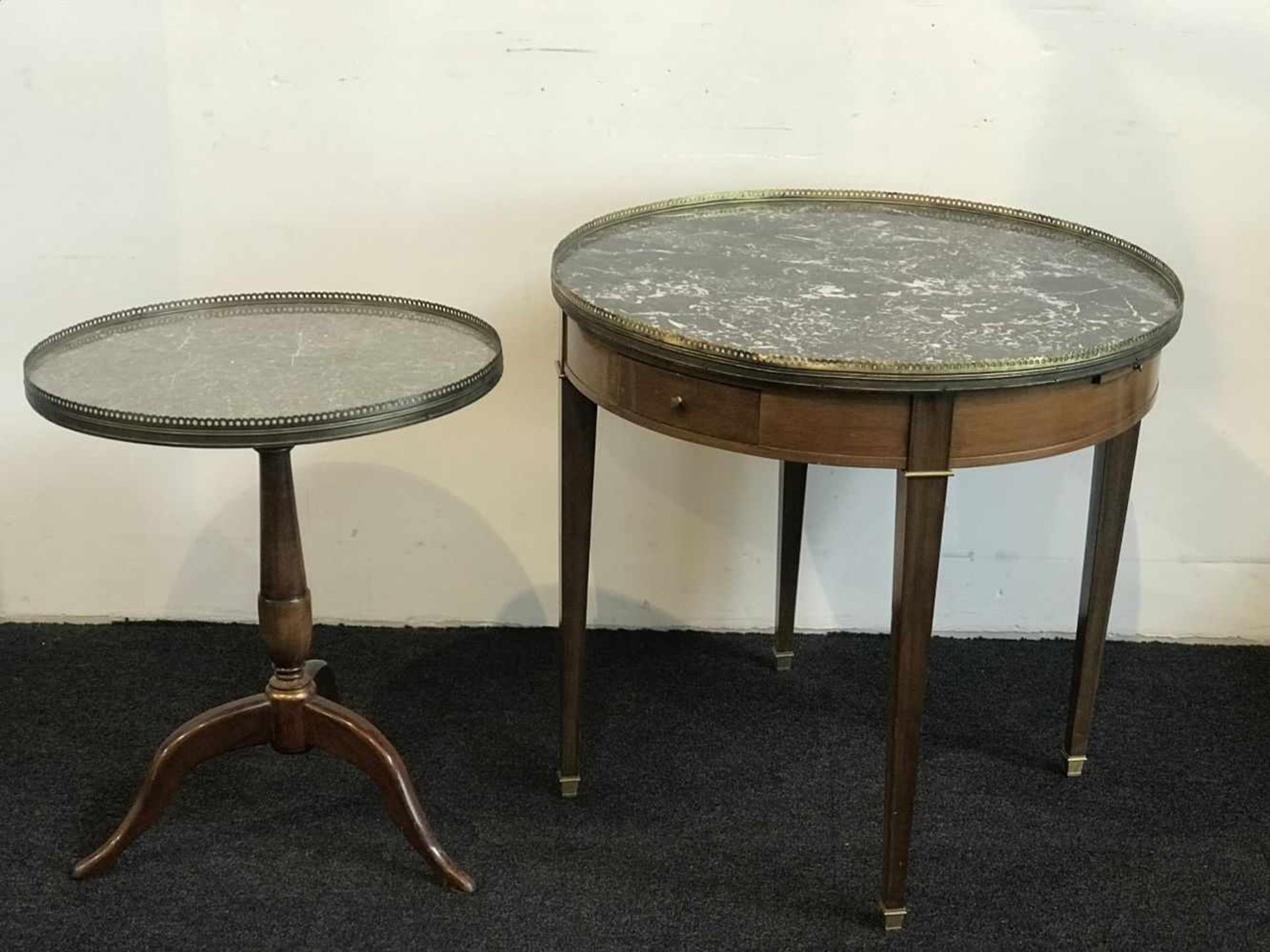 Side tables (2) with marble top and raised edge H 60 en 66 en dia 50 en 69