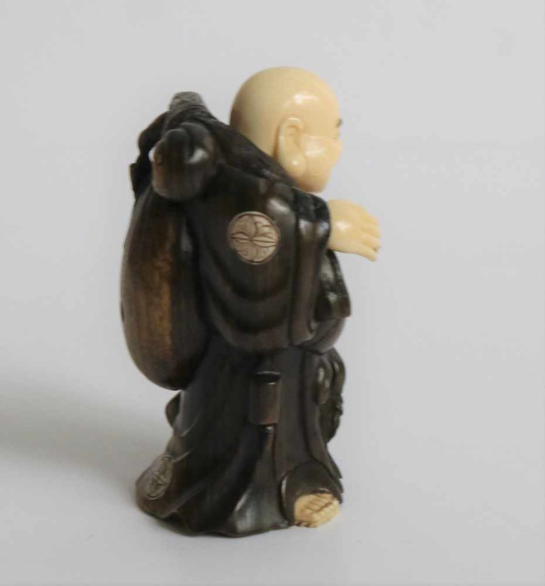 Boxwood and Ivory netsuke of a Motei carrying a large knapsack and gourd Japan, early 20th century - Bild 4 aus 5