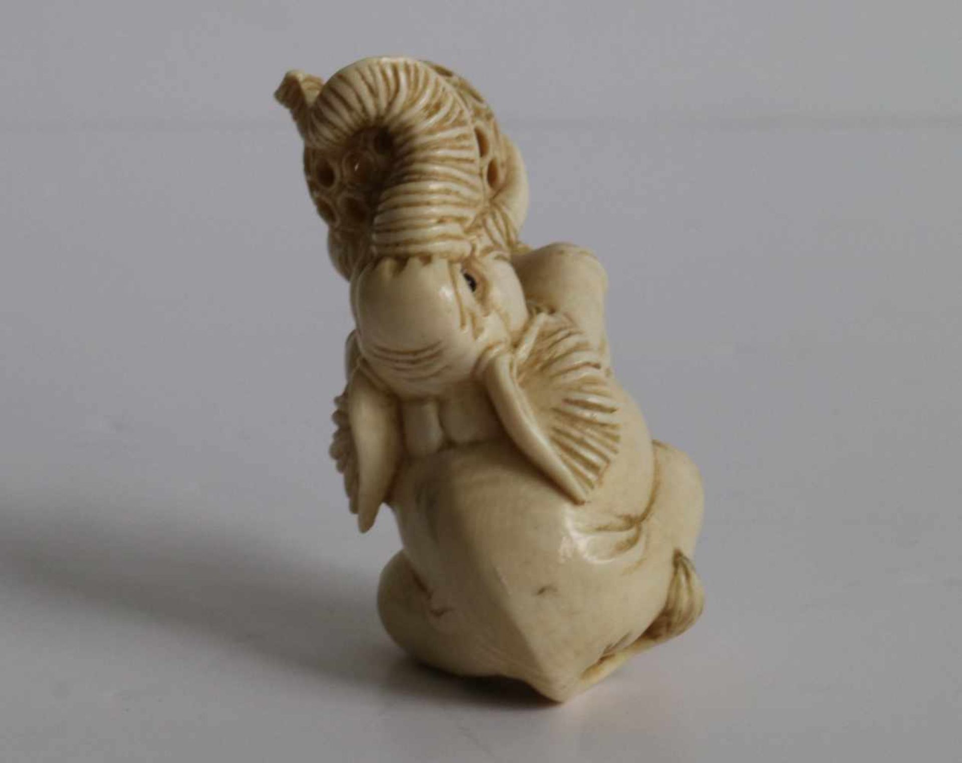 Carved ivory netsuke of an elephant holding a puzzle ball with loose carved inner ball Japan, - Bild 4 aus 5