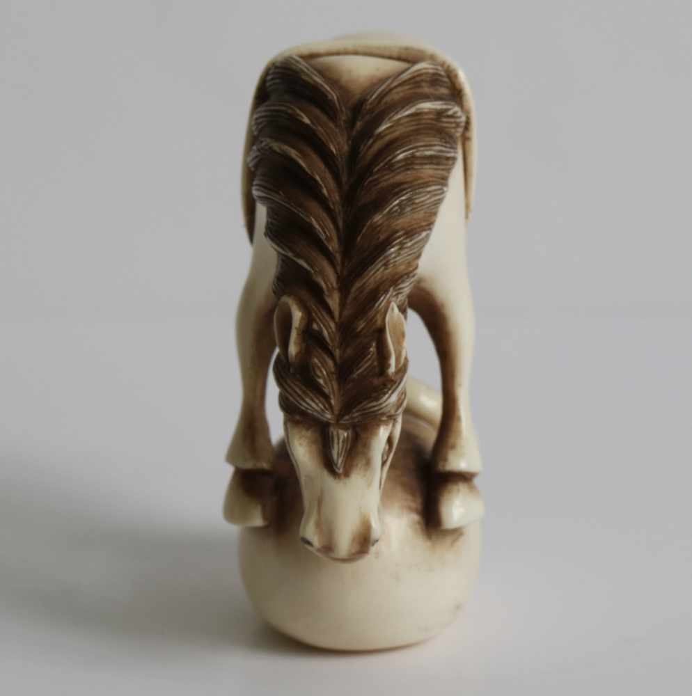 Netsuke Chokwaro Ivory depicting Chokwaro Sennin's horse extracting himself from his master's gourd - Image 4 of 5