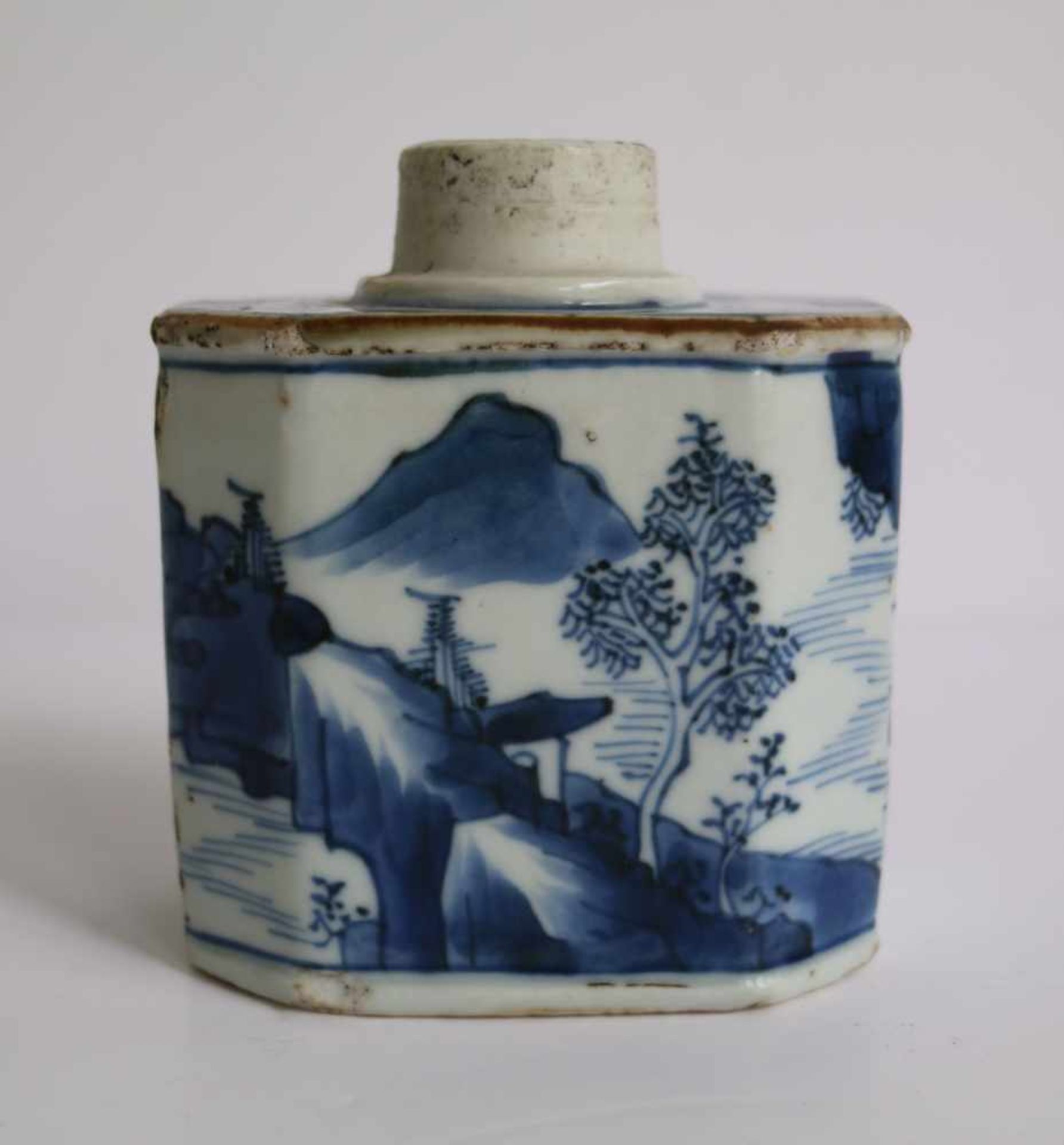Chinese tea caddy Blue/white tea caddy early 18th century H 10 cm hairline