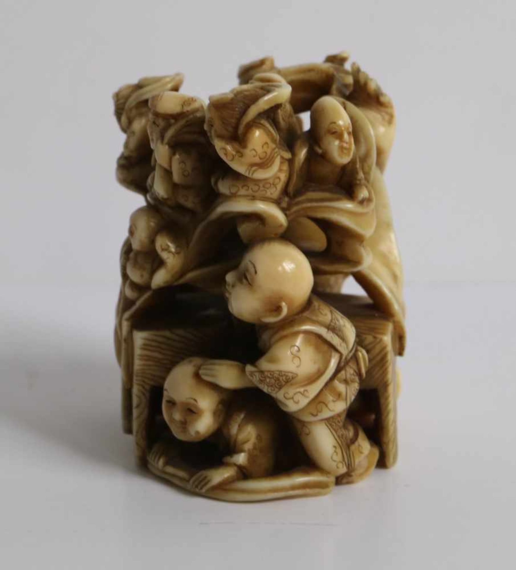 Netsuke Okimono Ivory depicting an artist whose painting of the 7 lucky Gods come to life H 4,7 cm - Bild 2 aus 5