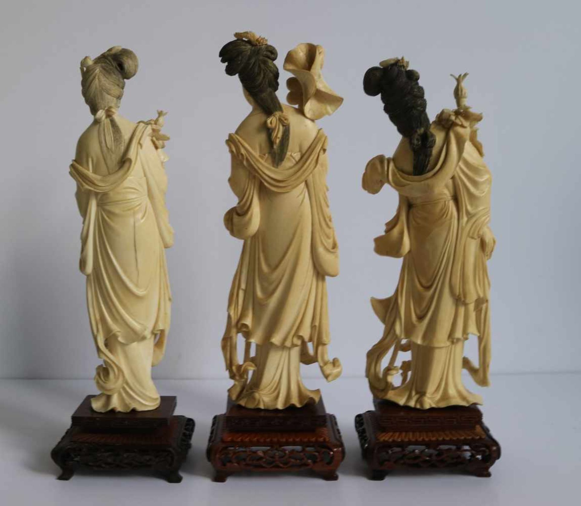 Ivory figures by He Xiangu China, Republic period H 24,5, 25,5 en 26 cm + 4 cm (sokkel) - Bild 3 aus 4