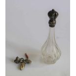 Perfume bottle with silver mount with a pendulum, porte bonheur 19th century H 11,5 cm