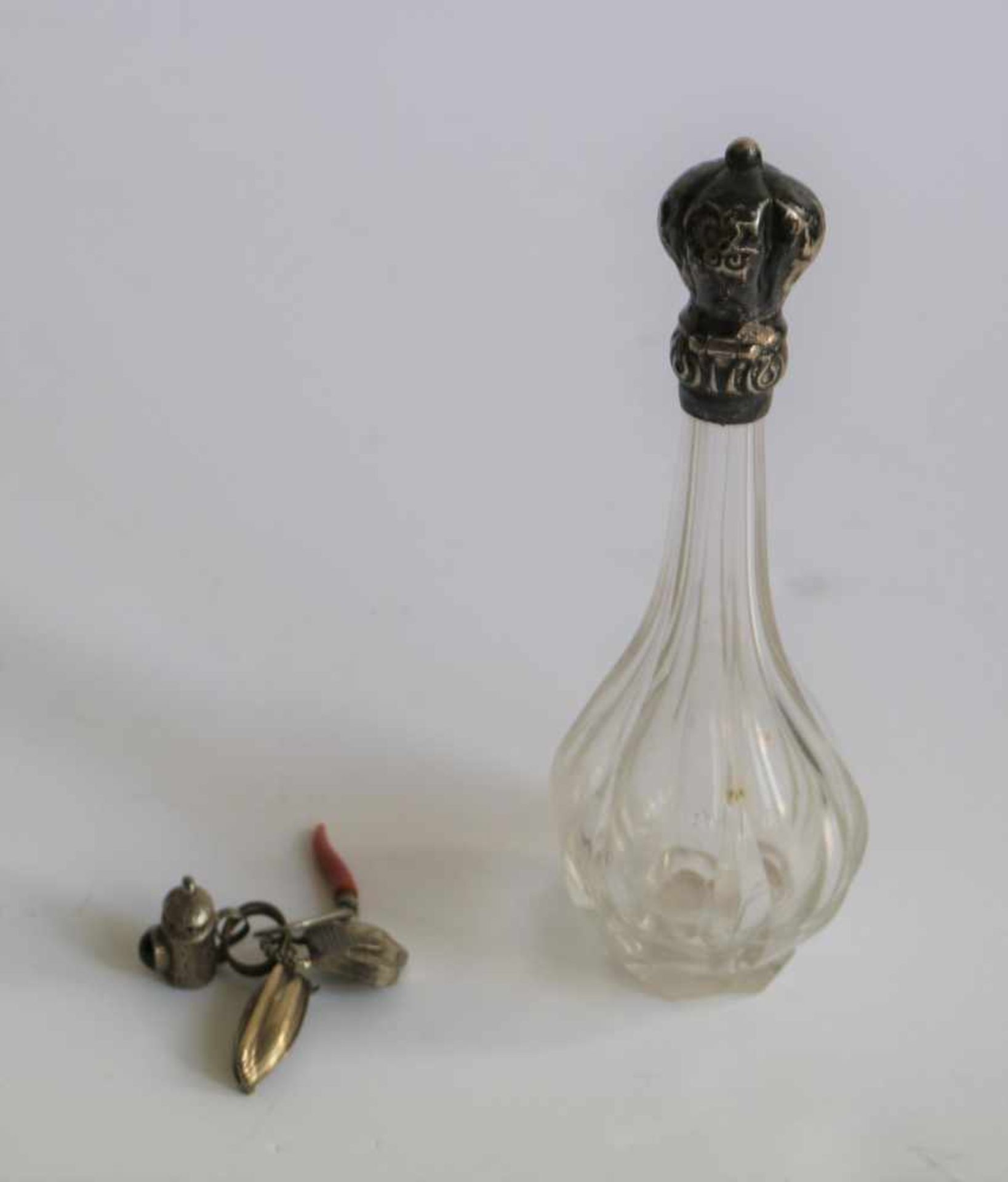 Perfume bottle with silver mount with a pendulum, porte bonheur 19th century H 11,5 cm