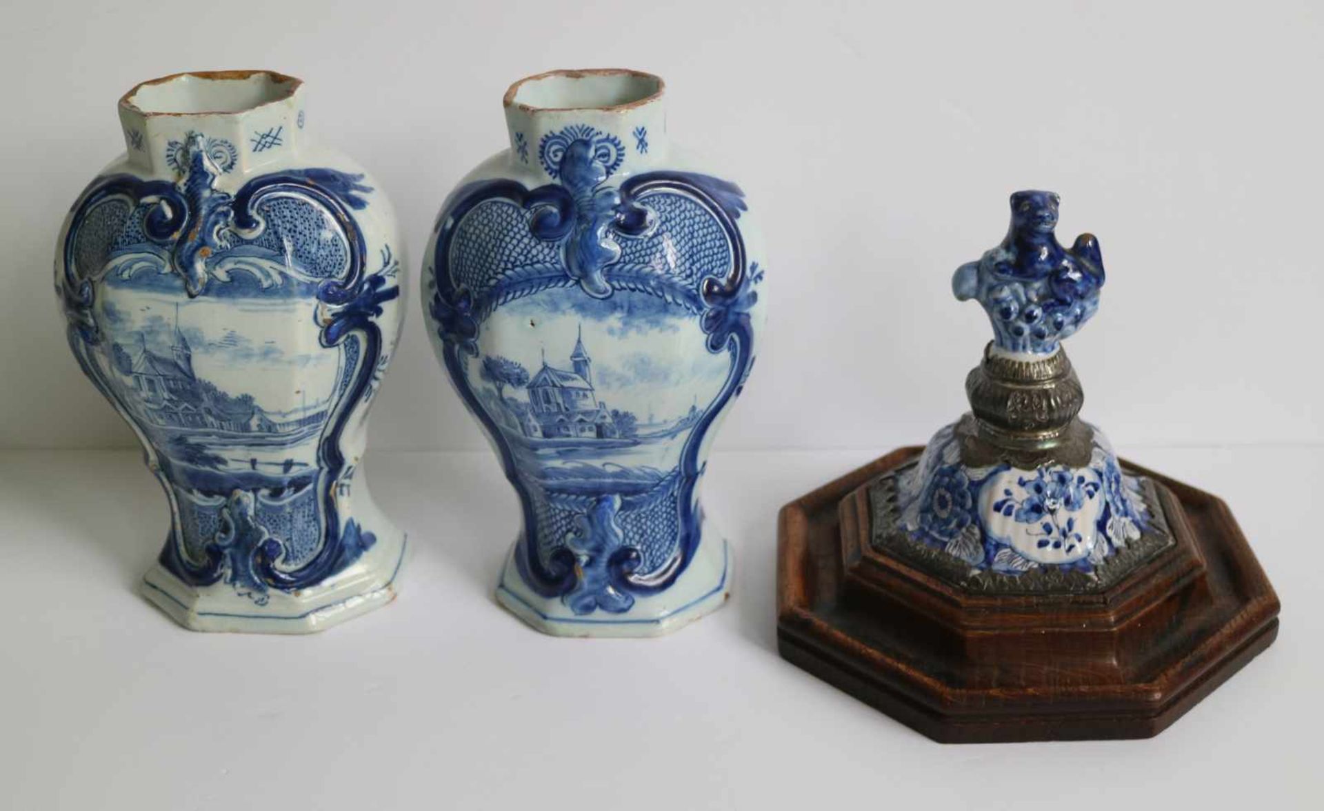 Delft vases and added Inkwell with silver mount 18th century H 20 en 16,5 cm