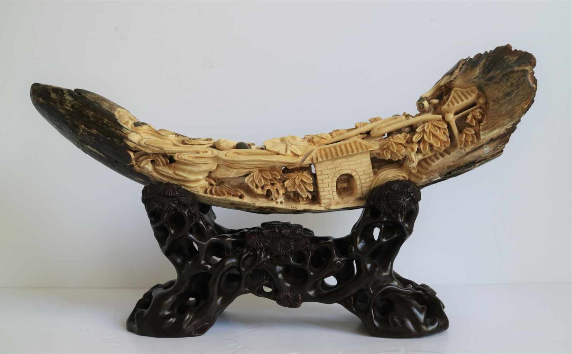 Intricately carved mammoth tusk as a figural group China around 1970 L 43,5 cm Signed in the tusk - Bild 3 aus 3