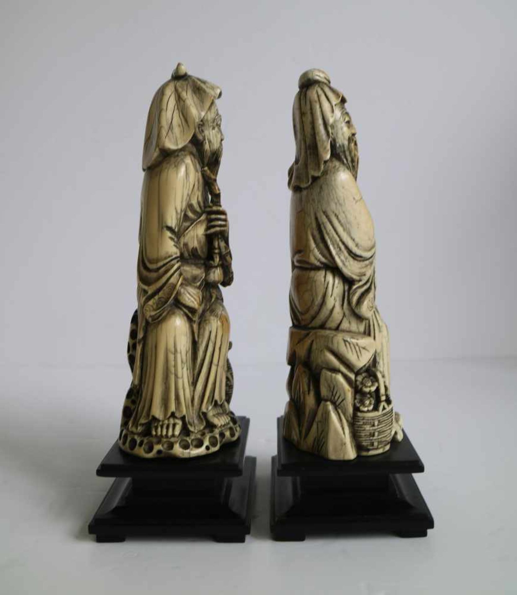 A pair of mammoth ivory arhats China 1970's H 24 cm (with base) - Bild 4 aus 4