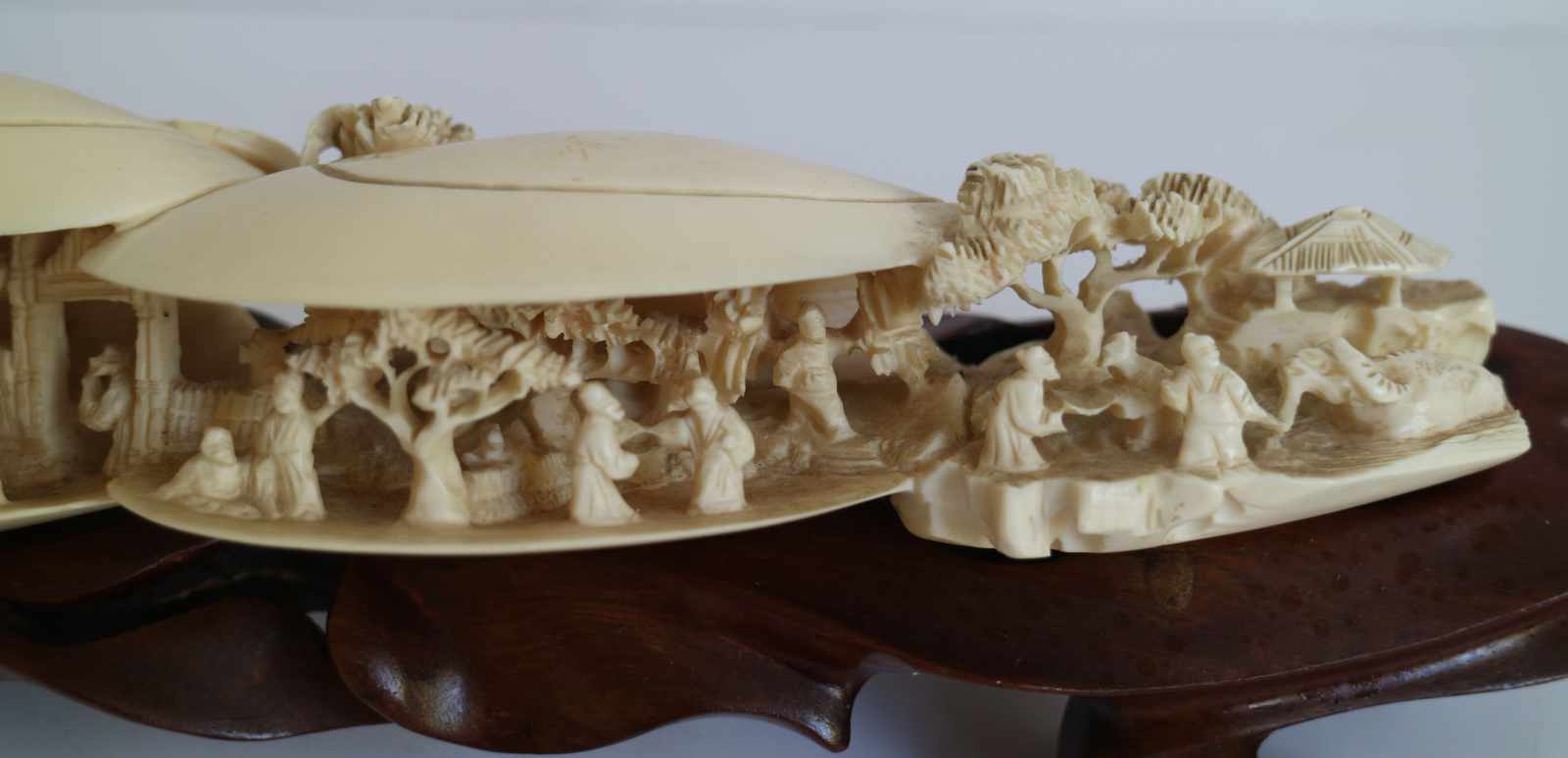 Ivory carving depicting rural scenes inside two clams China, around 1930 L 23,5 cm (without base) - Image 3 of 4