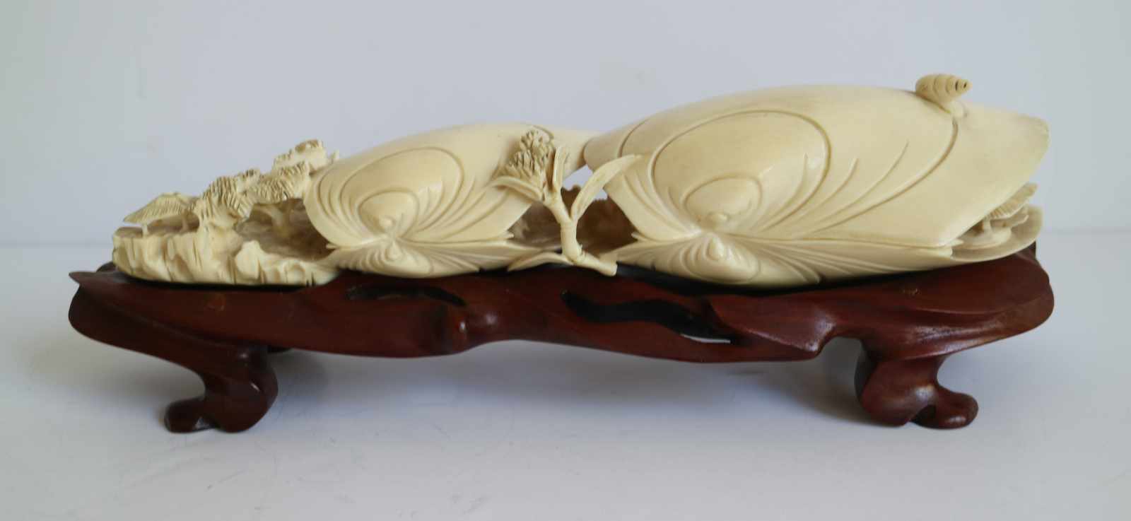 Ivory carving depicting rural scenes inside two clams China, around 1930 L 23,5 cm (without base) - Image 4 of 4