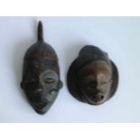 2 African masks 2 African masks H 27 en 17,5 cm