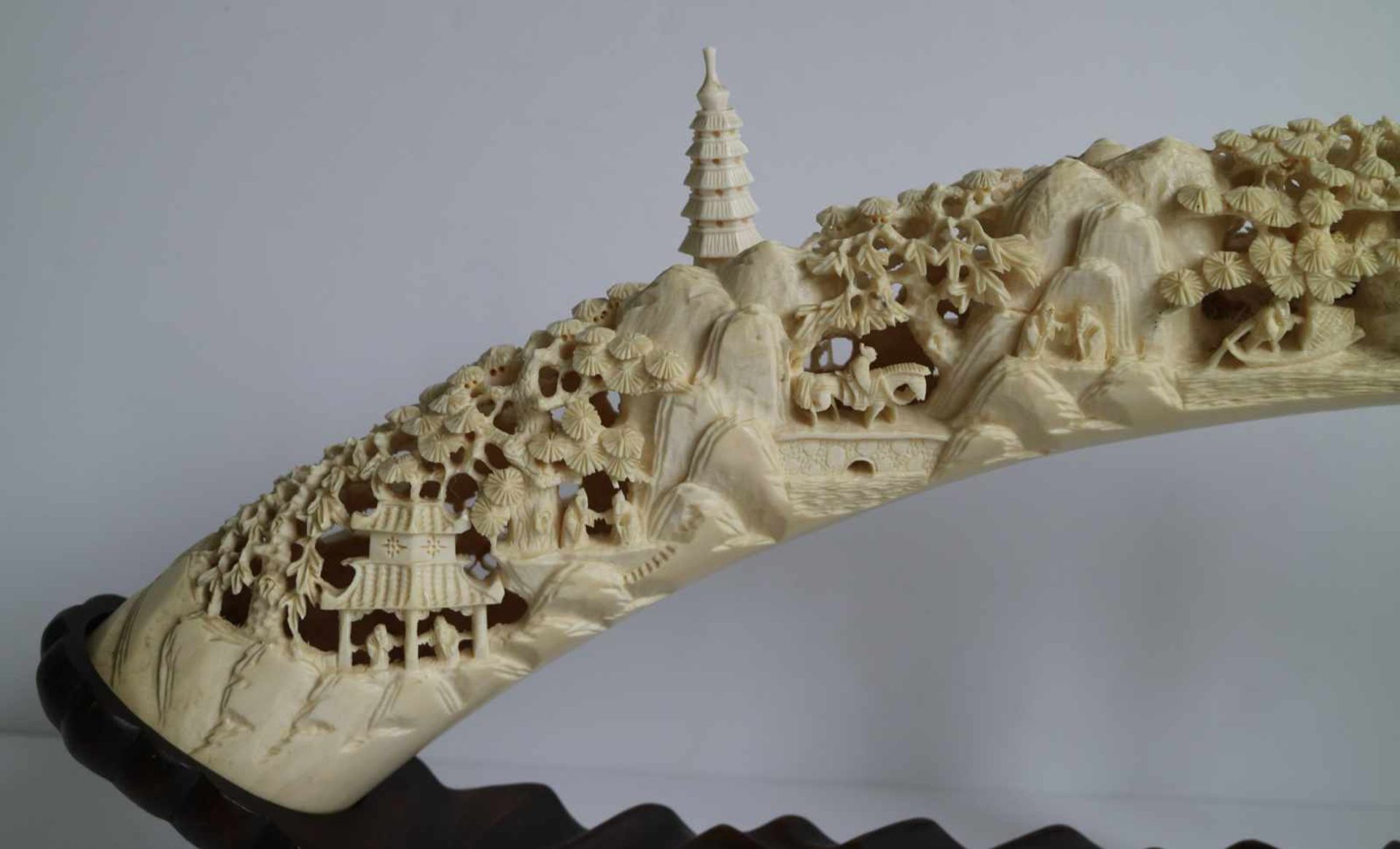 A carved ivory tusk Depicting village scenes with pagodas Canton China ca 1930 L 61 cm - Bild 2 aus 7
