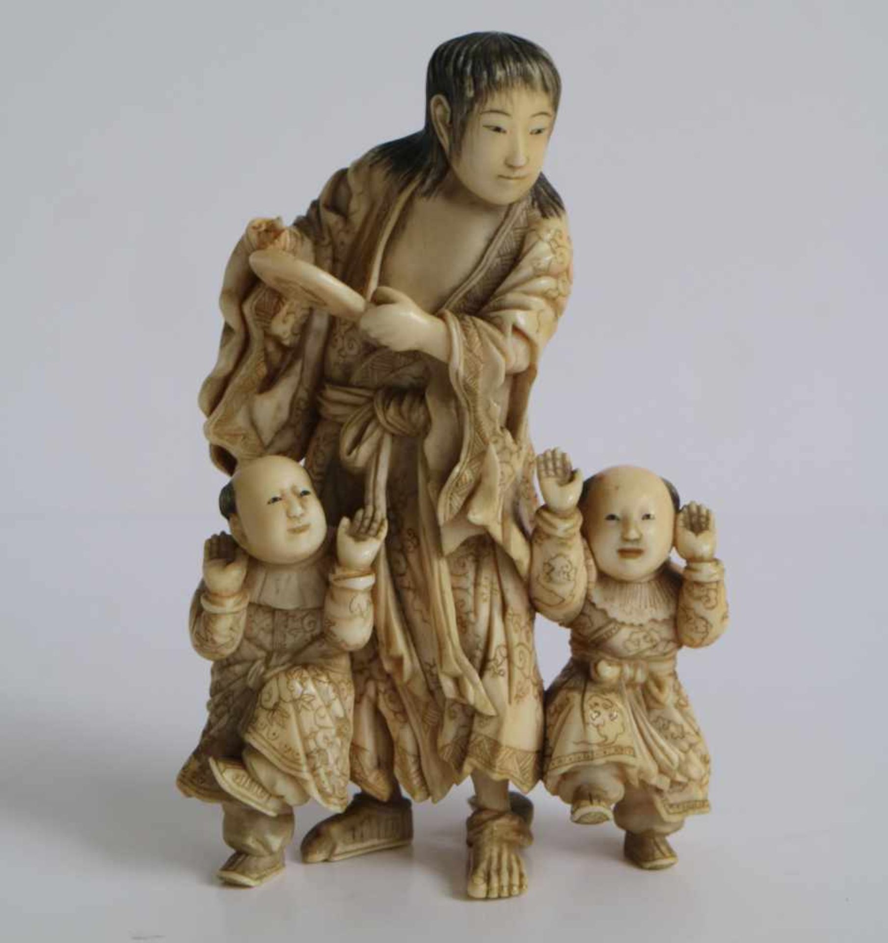 Ivory figural group Japn MEIJI period H 8,2 cm very fine quality signed private collection