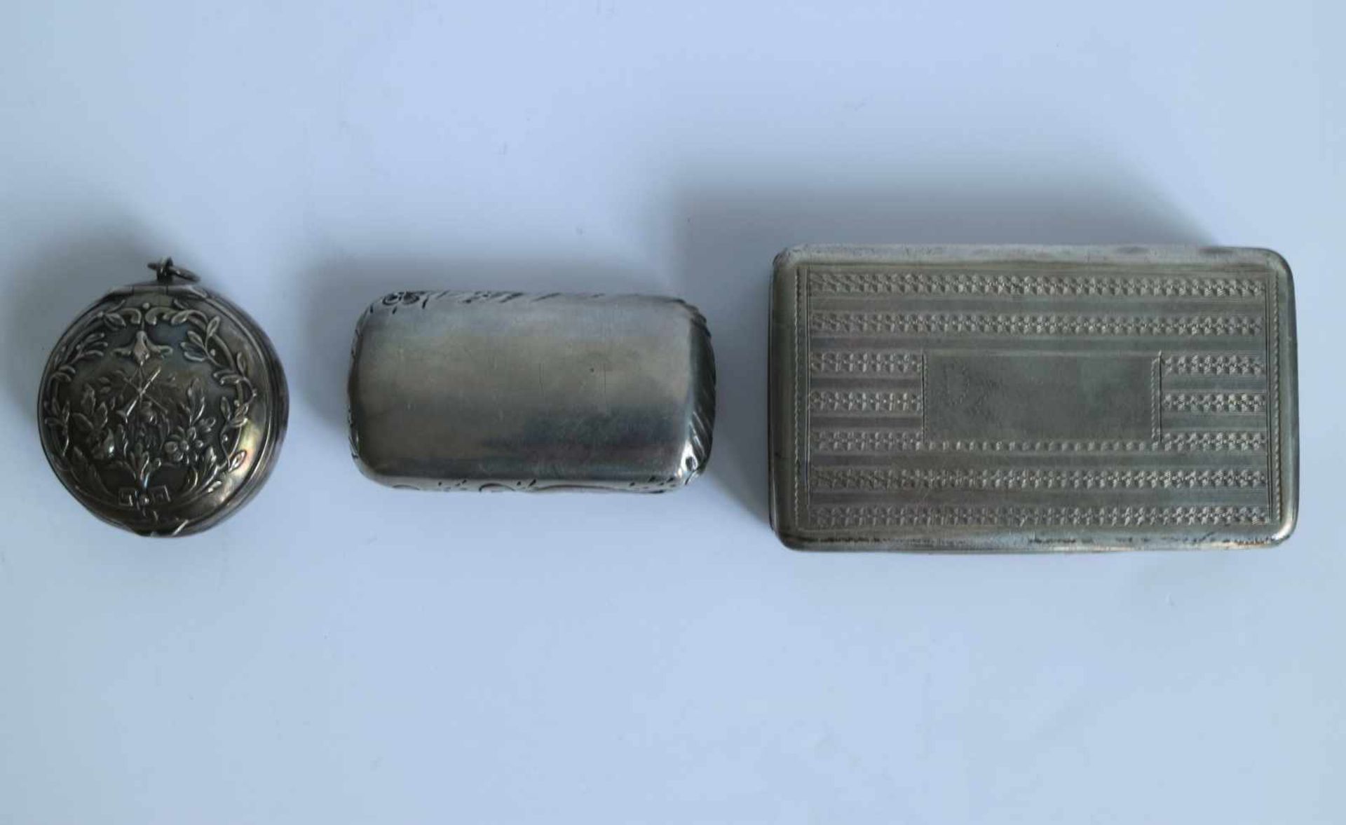 Silver pill boxes and a snuff box Silver snuff box Vienna 1864, silver French pill box 19th century - Bild 3 aus 4