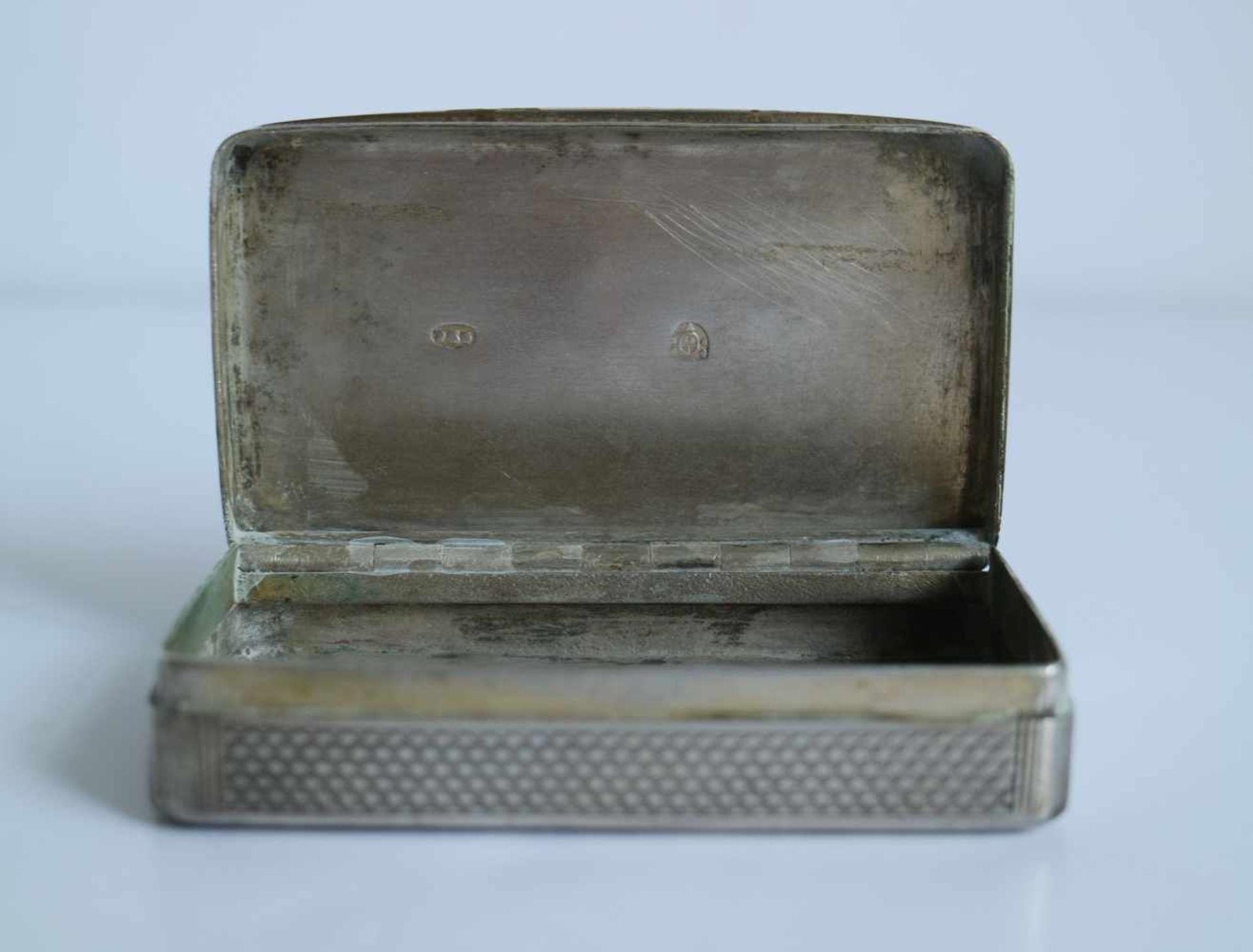 Silver pill boxes and a snuff box Silver snuff box Vienna 1864, silver French pill box 19th century - Bild 4 aus 4