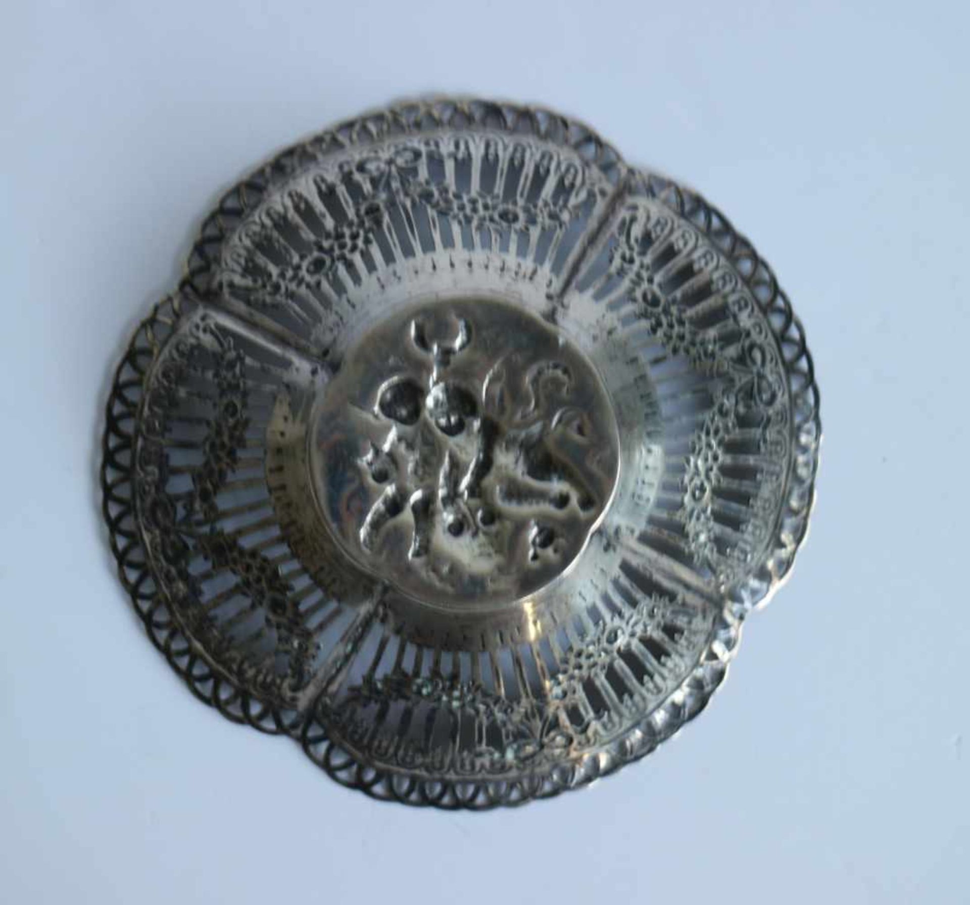 Silver Belgian bowl with flower decoration and putti Belgian silver early 20th century H 4 dia 16 - Bild 4 aus 4