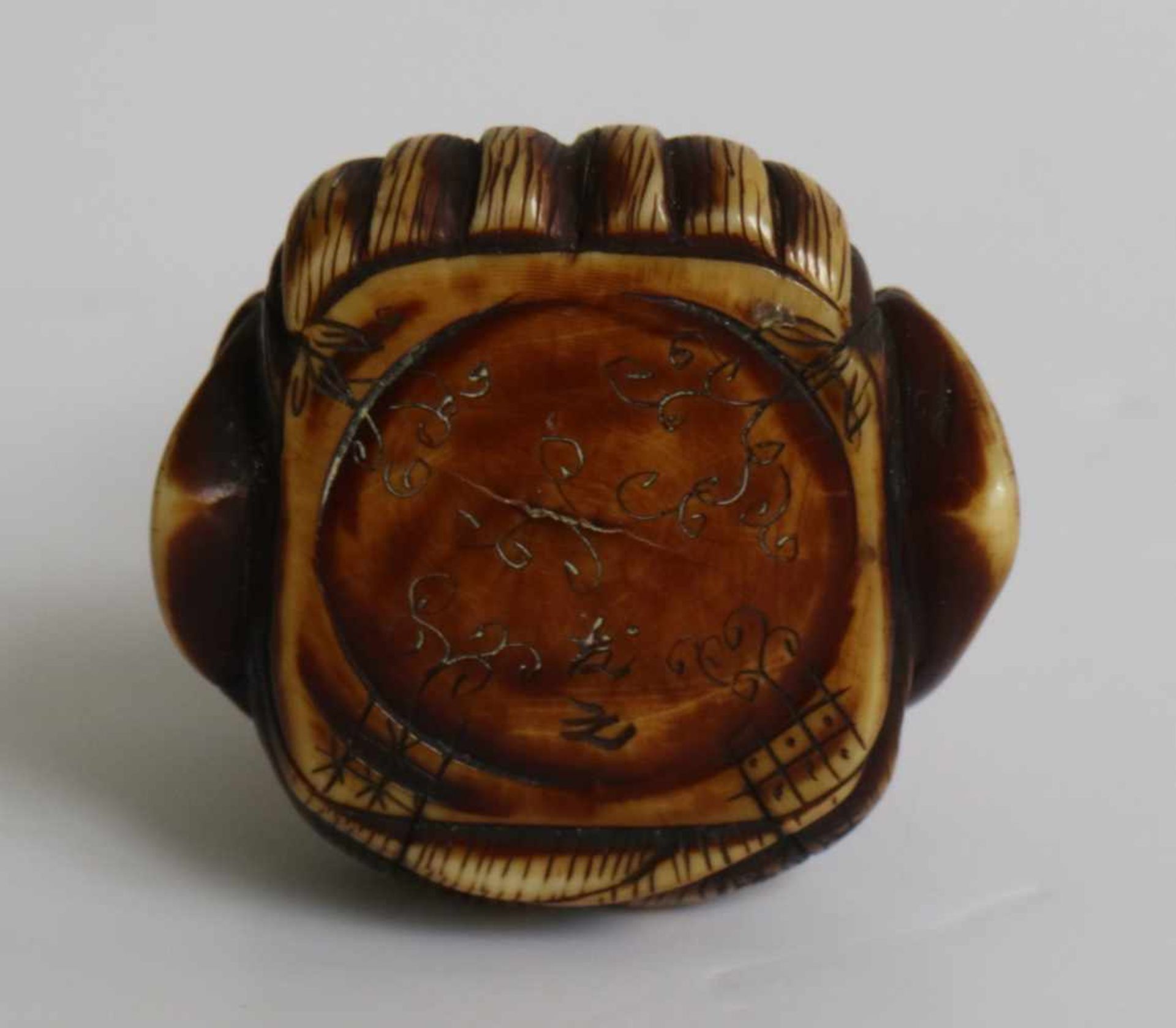 Ivory Netsuke of an official, with articulated neck Japn MEIJI period H 5,4 cm private collection - Bild 5 aus 5