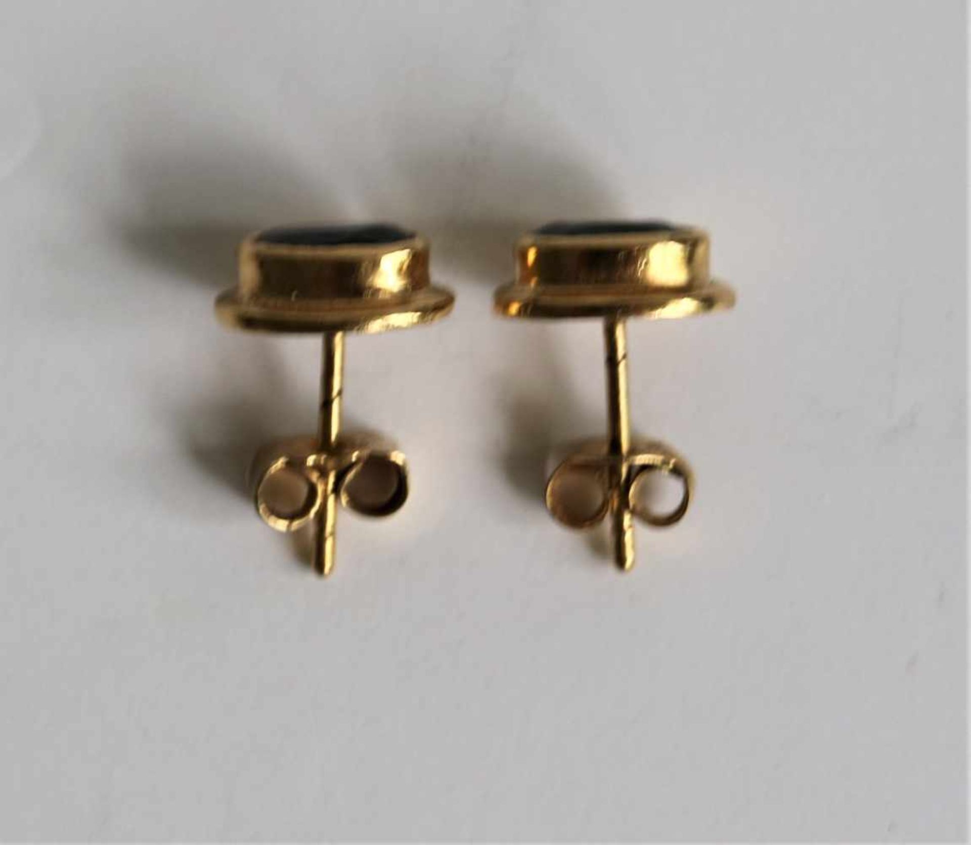 Gold sapphire earrings 18 Kt 0,9 x 0,7 x 1,5 cm - Image 2 of 2