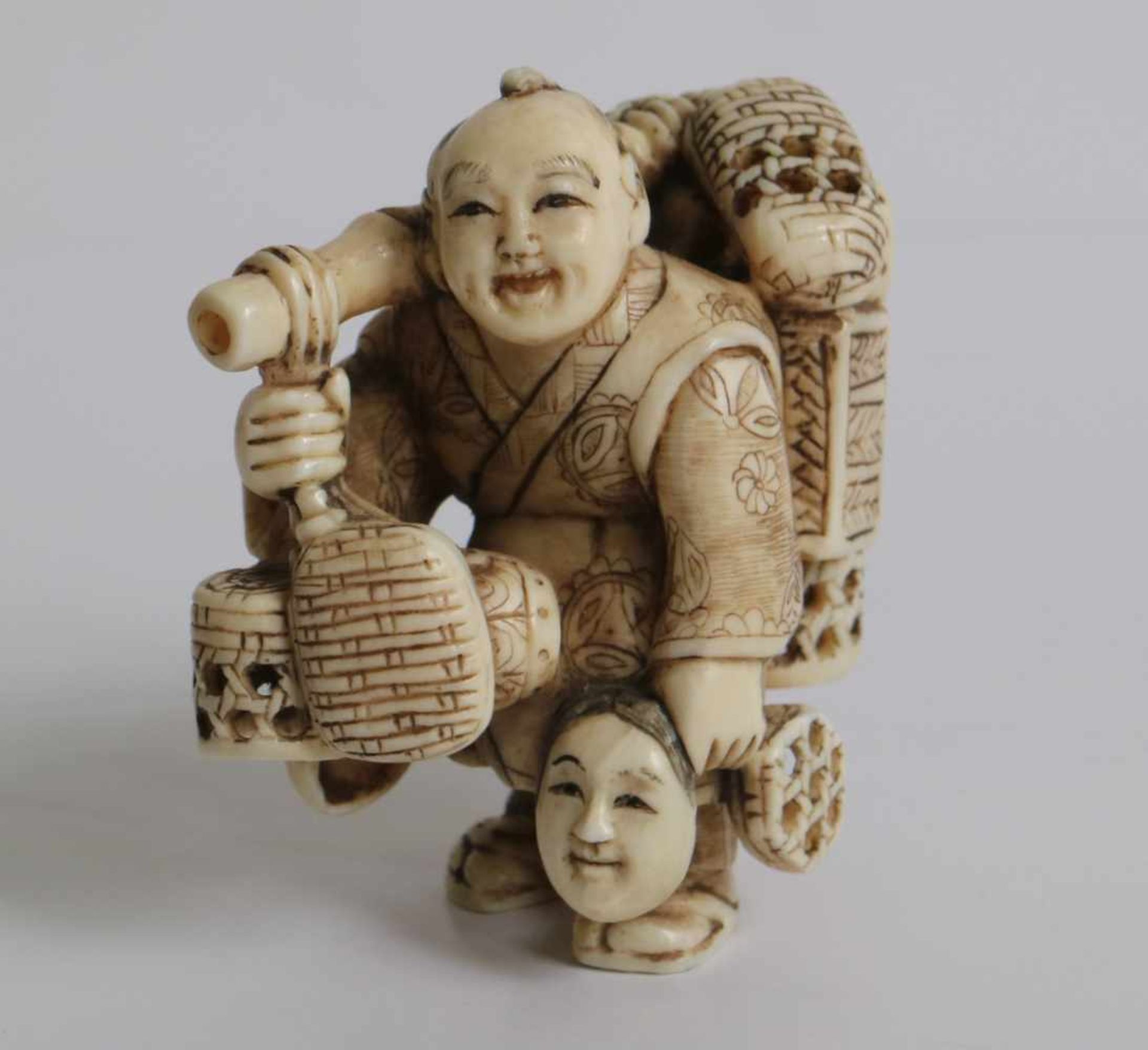 Carved netsuke very fine carved netsuke of a basket seller intended as an okimono H 5,2 cm private