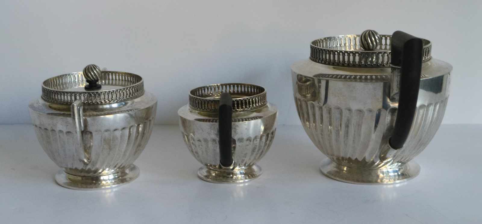 Silver tea service Ostro-Hungary 19th century, 620 grams H 6, 8 en 9,5 B 11,5, 12 en 18 cm - Image 2 of 8